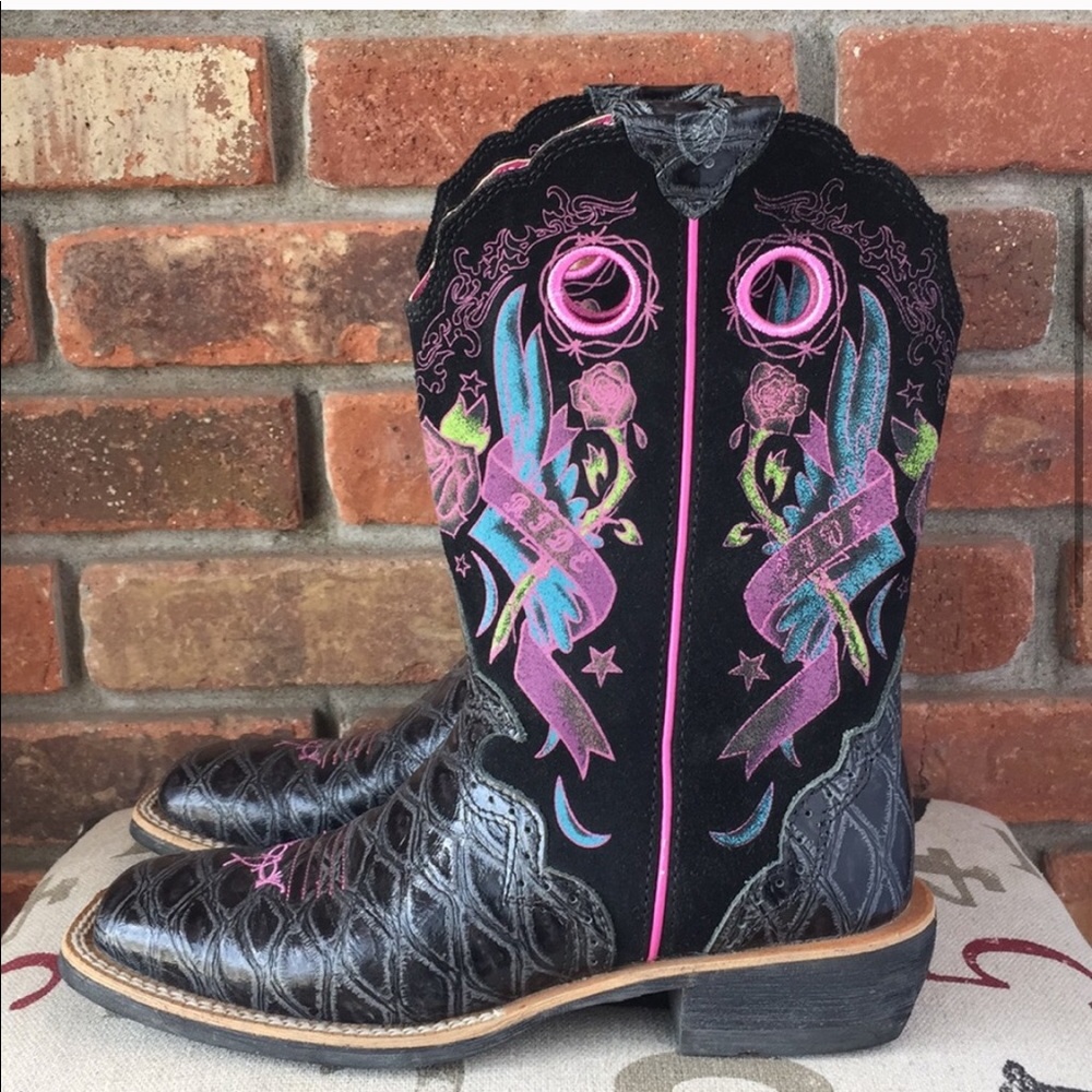 ISO rodeobaby ariats 8.5 white or black